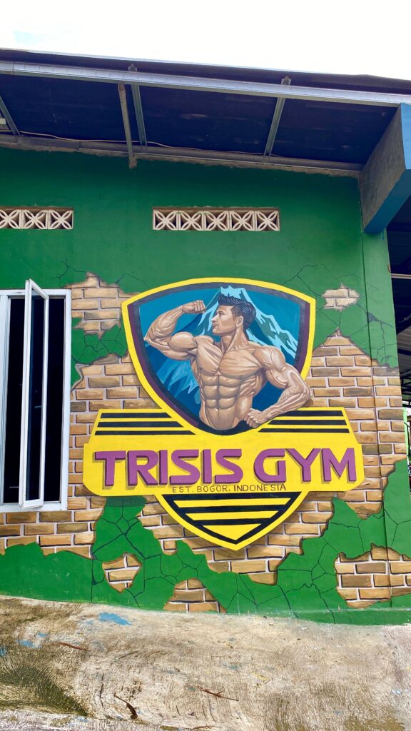 Mural Logo GYM dengan kombinasi karakter Realistic 